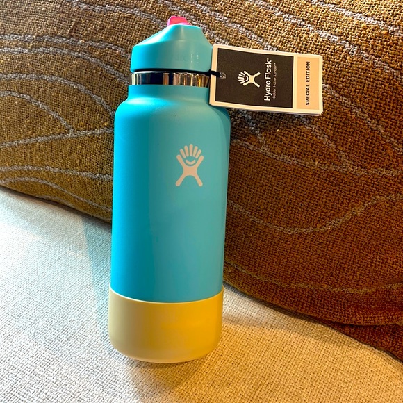 - BNWT LIMITED EDITION 32oz HYDRO FLASK WITH STRAW LID IN THE COLOR POOL! - Picture 1 of 3
